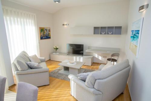 Family-friendly apartments with swimming pool Novalja, Pag - 14274