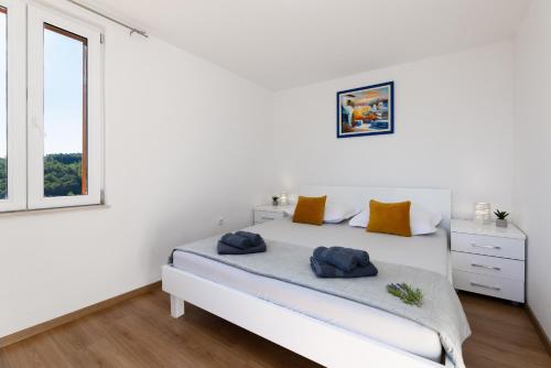 Family friendly house with a swimming pool Supetar, Brac - 15280