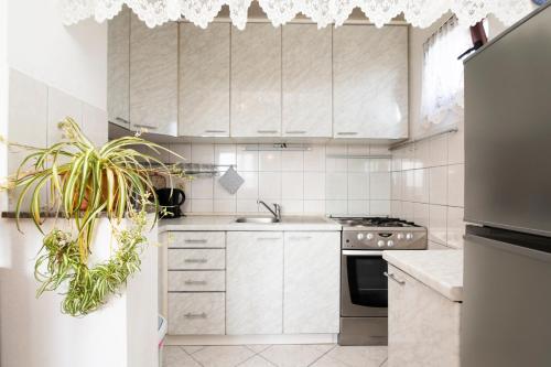 Apartments with parking space Kastel Stafilic, Kastela - 24918