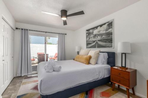 Postel nebo postele na pokoji v ubytování Blue Abode - Old Town Scottsdale - Pool &BBQ Grill