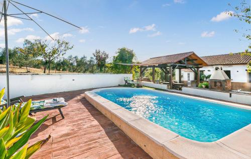 ein Swimmingpool im Hinterhof eines Hauses in der Unterkunft Amazing Home In Villanueva Del Rey in Villanueva del Rey