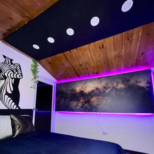 Televiisor ja/või meelelahutuskeskus majutusasutuses Urban Cabin PR-Near to AirPort- Near to Beach