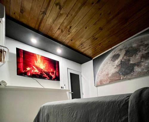 Televiisor ja/või meelelahutuskeskus majutusasutuses Urban Cabin PR-Near to AirPort- Near to Beach