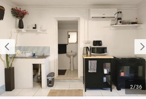 Η κουζίνα ή μικρή κουζίνα στο Montego Bay Guesthouse