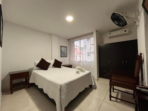 Un dormitorio con una cama y un televisor. en Hermosa Vista al Mar en Rodadero, en Gaira