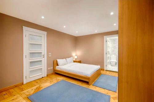 Ένα ή περισσότερα κρεβάτια σε δωμάτιο στο Luxury Nile View Stays in Maadi