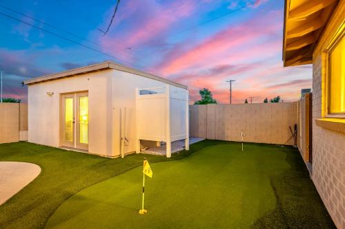 Φωτογραφία από το άλμπουμ του Scottsdale 5 Bedroom Vacation Home with Pool, Hot Tub, and Mini Golf Near Old Town Entertainment and Dining! Great for Families! Near Airport σε Scottsdale