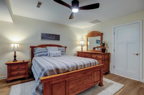 Ένα ή περισσότερα κρεβάτια σε δωμάτιο στο Updated luxury two bedroom The Greens Condo New Baths walk in shower Nice Kitchen Golf Views