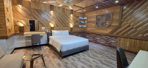 En eller flere senge i et værelse på Hola Hotel