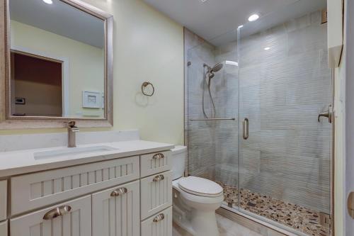 Ένα μπάνιο στο Updated luxury two bedroom The Greens Condo New Baths walk in shower Nice Kitchen Golf Views