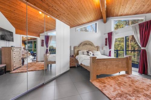 Ένα ή περισσότερα κρεβάτια σε δωμάτιο στο Heated Pool in Scenic Trails Woodland Pavilion