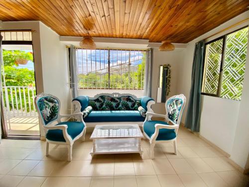 a living room with a blue couch and chairs at Apartamento Boutique Cartagena Plaza de Toros in Cartagena de Indias