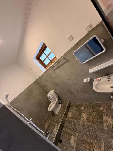 ein Badezimmer mit Toilette und Waschbecken in der Unterkunft View 240 in Rikillagaskada