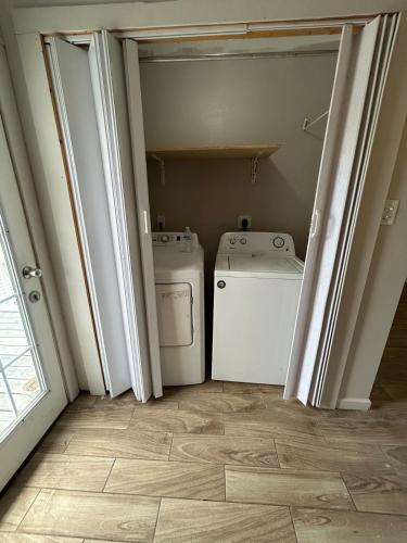 Φωτογραφία από το άλμπουμ του Close to hobby - top floor - minimalist quiet duplex στο Χιούστον