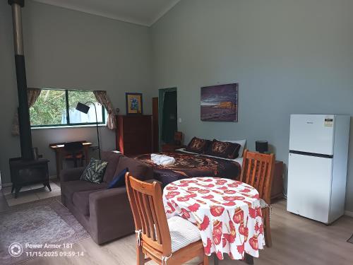 MinynonにあるQuandong Valley Innのソファとテーブルのあるリビングルーム