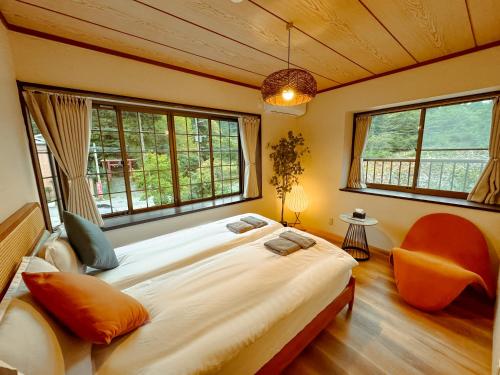 a bedroom with a large bed and two windows at 凛の宿 元箱根港や海賊船乗り場 芦ノ湖観光スポット便利な立地 in Hakone