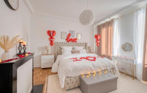 Postel nebo postele na pokoji v ubytování Suite 90m2 avec Jacuzzi jardin Proche Paris CDG