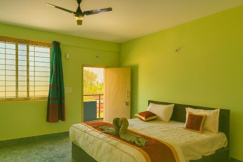 Ένα ή περισσότερα κρεβάτια σε δωμάτιο στο S N Greens