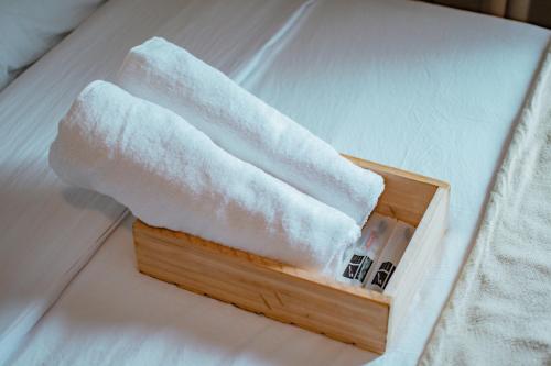 a wooden box filled with snow on a bed at Alpine Haven at Alpine Villas by Crosswinds Tagaytay & Free Parking in Sampong