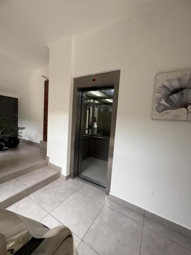 a hallway with a door in a building at Paraná Suite Alem in Paraná