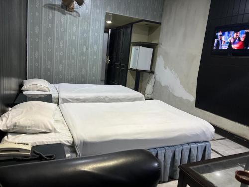 Postel nebo postele na pokoji v ubytování SSClub Hotel Peshawar