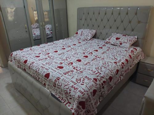 Postel nebo postele na pokoji v ubytování Fatou Conteh's Home