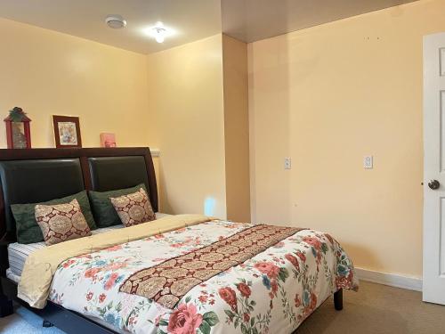 Postel nebo postele na pokoji v ubytování citadle hill house!