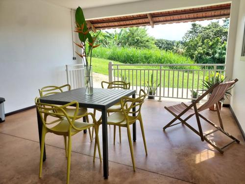 Balkón nebo terasa v ubytování Le jaune soleil, appartement tropical, proximité plage
