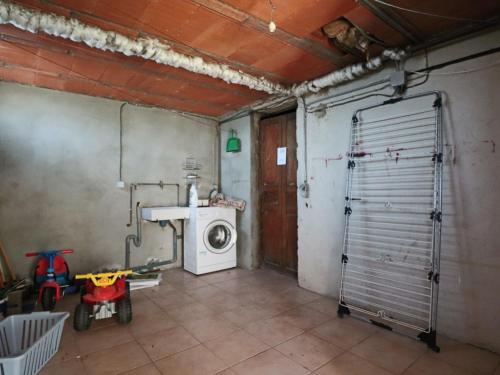 ein Waschraum mit Waschmaschine und Tür in der Unterkunft Charmante maison familiale à La Bourboule - FR-1-858-15 in La Bourboule