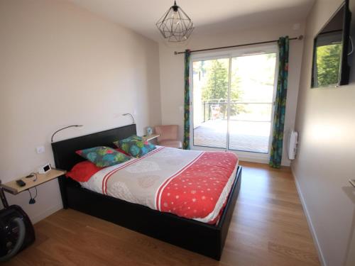 une chambre avec un lit et une grande fenêtre dans l'établissement Appartement avec grande terrasse ensoleillée, proche thermes et ski - FR-1-858-22, à Mont-Dore