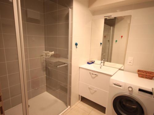 une salle de bain avec douche et machine à laver dans l'établissement Chalet Montagne avec Terrasse et Parking - FR-1-858-29, à Mont-Dore