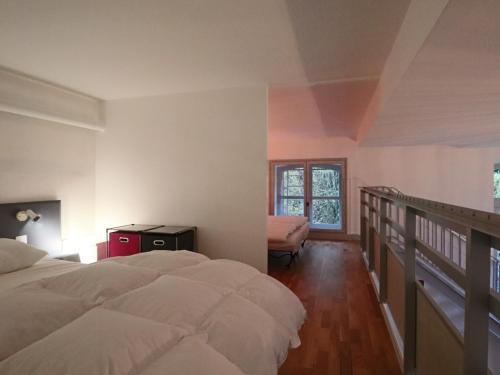 Postel nebo postele na pokoji v ubytování Loft lumineux en centre-ville, proche thermes, pour 4 personnes - FR-1-858-28