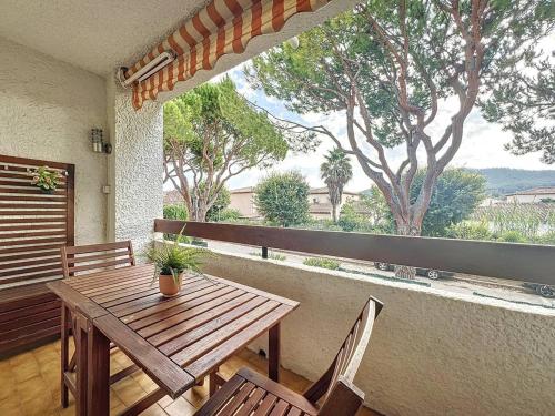 Type 2 à Saint-Cyr-sur-Mer avec terrasse et parking, idéal pour 4 personnes - FR-1-770-63