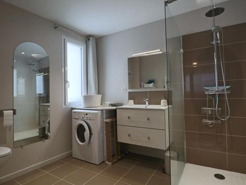 La salle de bains est pourvue d'un lave-linge et d'une douche. dans l'établissement Maison neuve 4* pour 6 personnes au Mont Dore avec terrasse - FR-1-858-5, à Mont-Dore