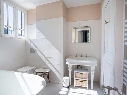 Ένα μπάνιο στο Grande demeure avec piscine couverte et parking pour 15 personnes - FR-1-858-4