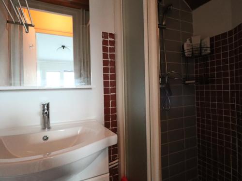 a bathroom with a sink and a window and a shower at Charmant Duplex 4 Pers. avec Parking Privé à Murat-le-Quaire - FR-1-858-9 in Murat-le-Quaire