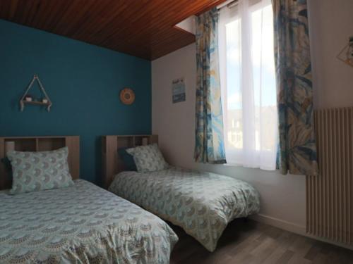 ein Schlafzimmer mit zwei Betten und einem Fenster in der Unterkunft Maison 3* cosy au centre de La Bourboule pour 6 pers. - FR-1-858-13 in La Bourboule