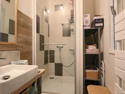 ein Badezimmer mit Dusche und Waschbecken in der Unterkunft Appartement 3* pour 6 pers, calme, proche thermes - FR-1-858-30 in La Bourboule