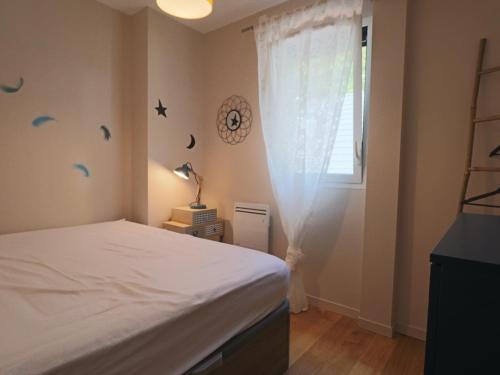 une chambre avec un lit et une fenêtre dans l'établissement Appartement chaleureux 6 pers avec terrasse au Mont-Dore - FR-1-858-31, à Mont-Dore