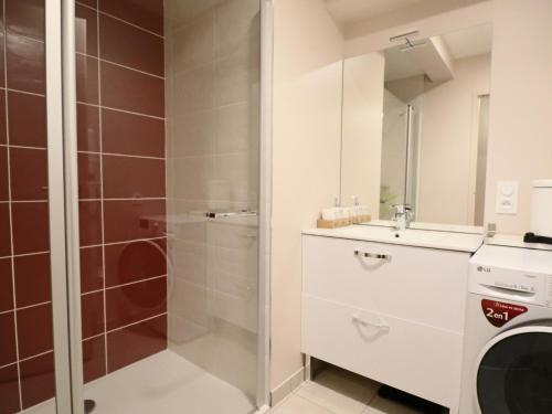 une salle de bain avec douche et machine à laver dans l'établissement Appartement chaleureux 6 pers avec terrasse au Mont-Dore - FR-1-858-31, à Mont-Dore