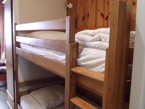 quelques lits superposés dans une chambre dans l'établissement Studio 4 pers au cœur de Super Besse, proche pistes - FR-1-814-171, à Super-Besse