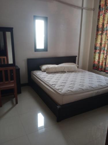 a small bed in a room with a window at Villa Hayoo ayem in Sukowati