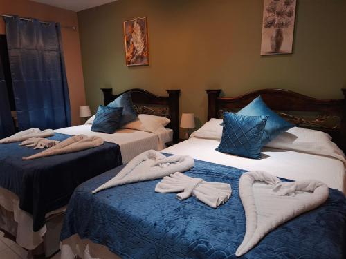 Postel nebo postele na pokoji v ubytování Hotel El Tambor OASIS Antigua Guatemala