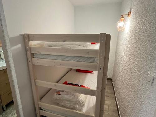 Μία ή περισσότερες κουκέτες σε δωμάτιο στο Studio cabine chaleureux 4 pers, balcon, proche pistes, parking - FR-1-737-103