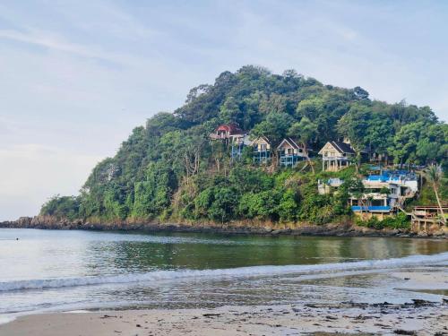 un groupe de maisons sur une colline à côté de l'eau dans l'établissement Family view A2, à Ko Bu Bu