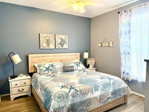 En eller flere senge i et værelse på Island Palms - welcome winter texans and Everyone