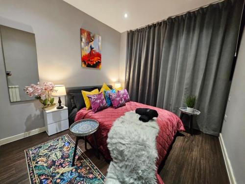 Postel nebo postele na pokoji v ubytování Cosy City Apartment in London - 5 Mins to Heathrow