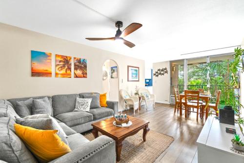 una sala de estar con un sofá y una mesa en Kalama Terrace 2BR with Pool, BBQ, AC & Walk to the Beach, en Kihei