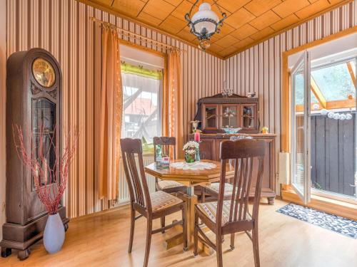 a dining room with a wooden table and chairs at Ferienwohnung in der Nähe des Brockengipfels in Ilsenburg