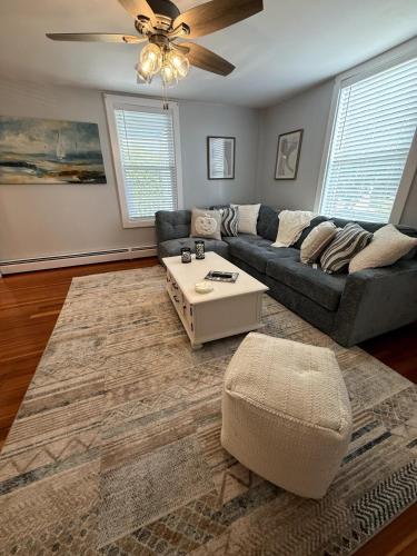Χώρος καθιστικού στο Bright 2BR by the Beach & Near Historic Salem